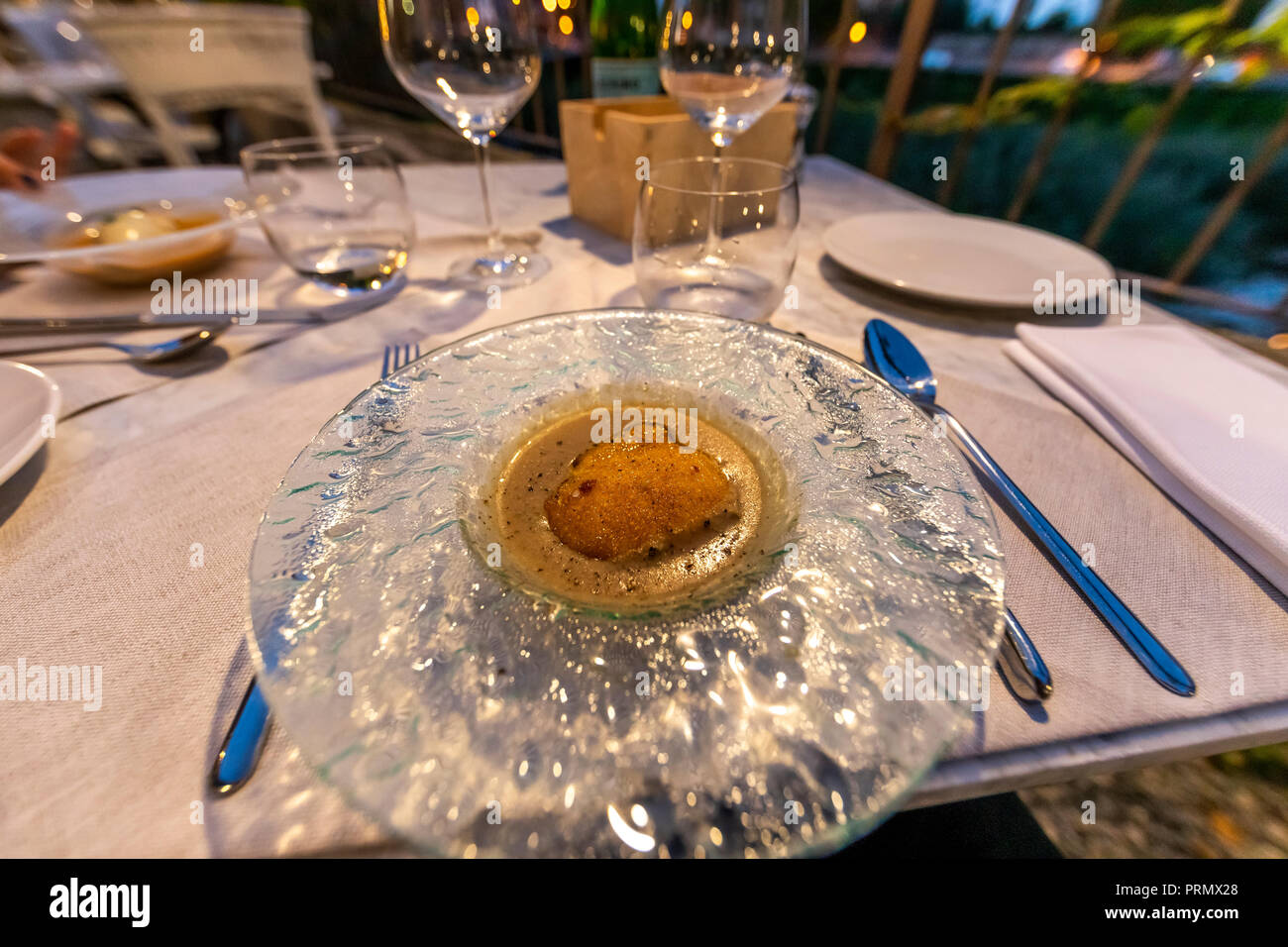 Soft Uovo affogato in una crosta e zuppa di porcini. Osteria Palio, Bagni di Lucca Foto Stock