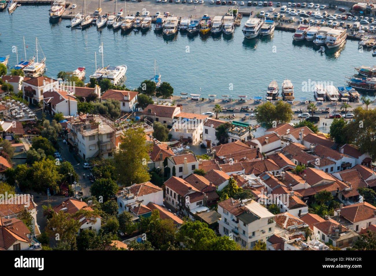 Vista panoramica della città e la barca in porto Kas, Turchia Foto Stock