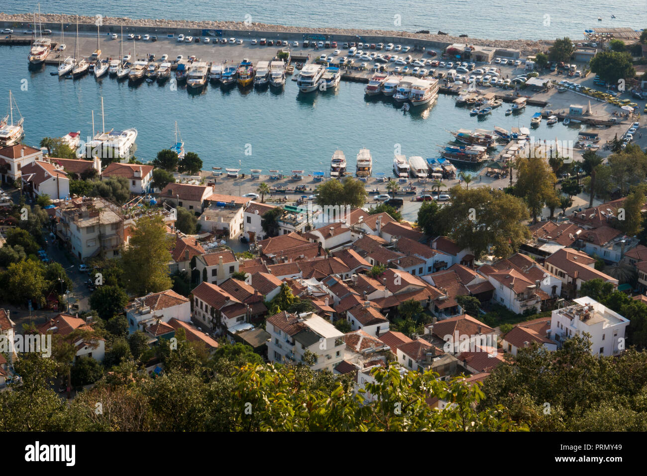 Vista panoramica della città e la barca in porto Kas, Turchia Foto Stock