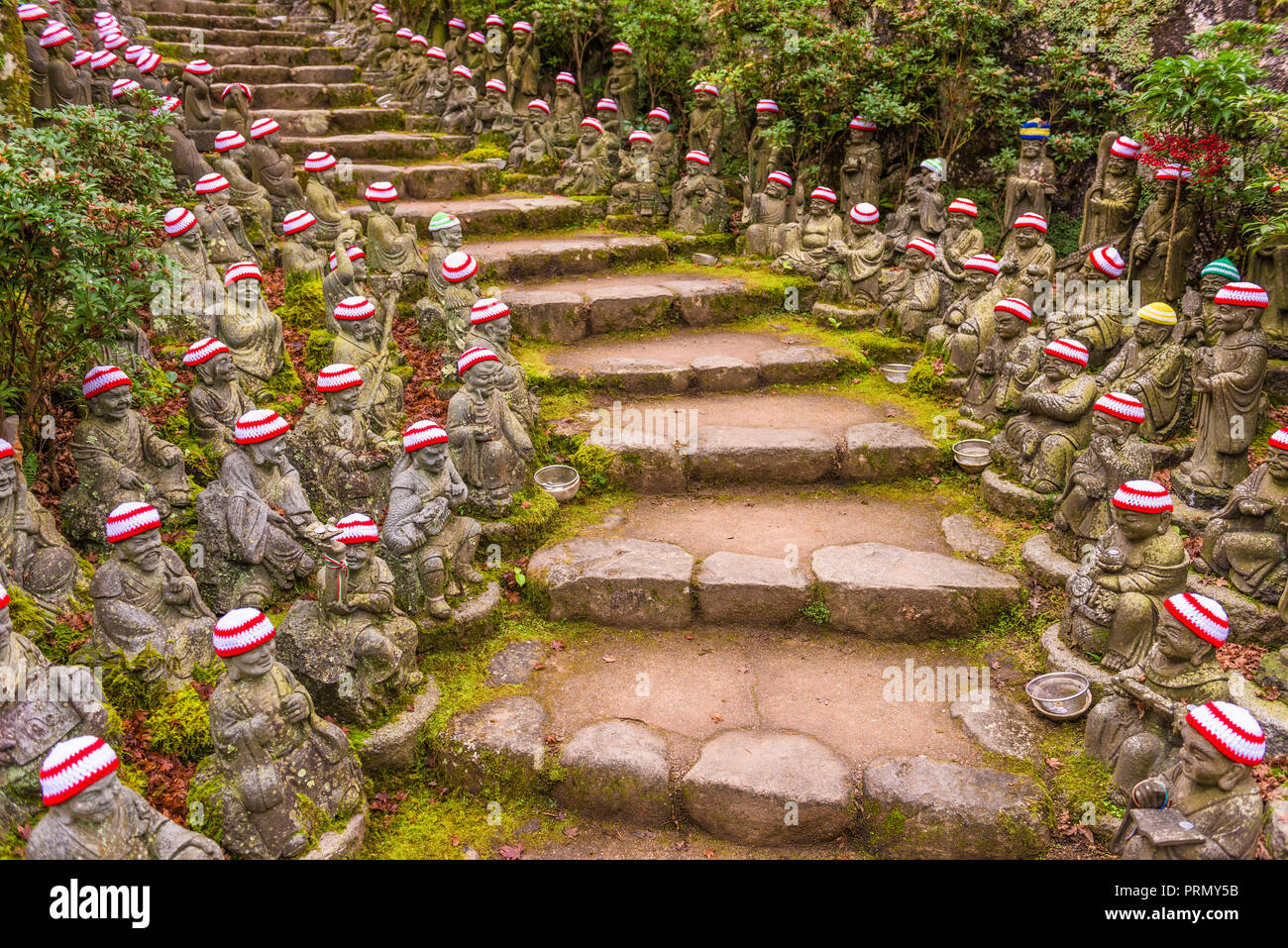 L'isola di Miyajima, Hiroshima, Giappone presso il Buddha rivestita pathways al Daisho-nel tempio motivi. Foto Stock