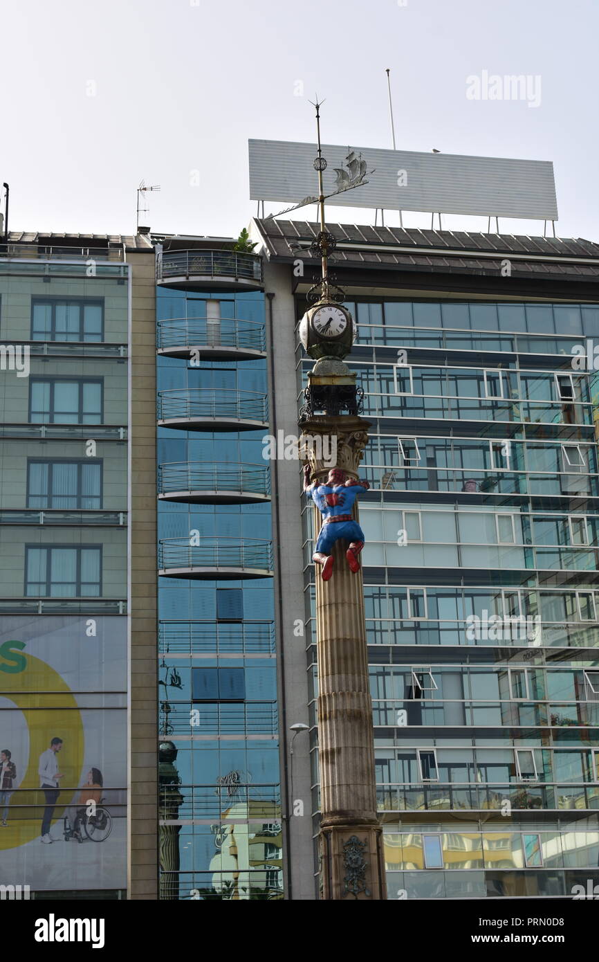Spider-Man figura che arrampica un obelisco con orologio e andanatore. A Coruña Comic-con, Spagna. Foto Stock