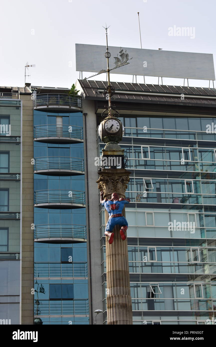 Spider-Man figura che arrampica un obelisco con orologio e andanatore. A Coruña Comic-con, Spagna. Foto Stock