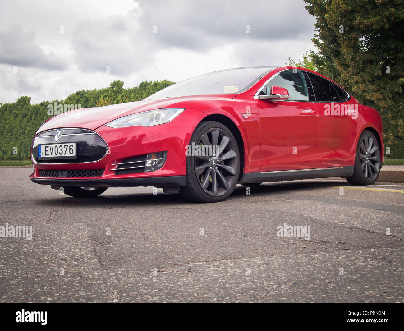 VILNIUS, Lituania-Agosto 26, 2018: modello Tesla S a le strade della città. Foto Stock