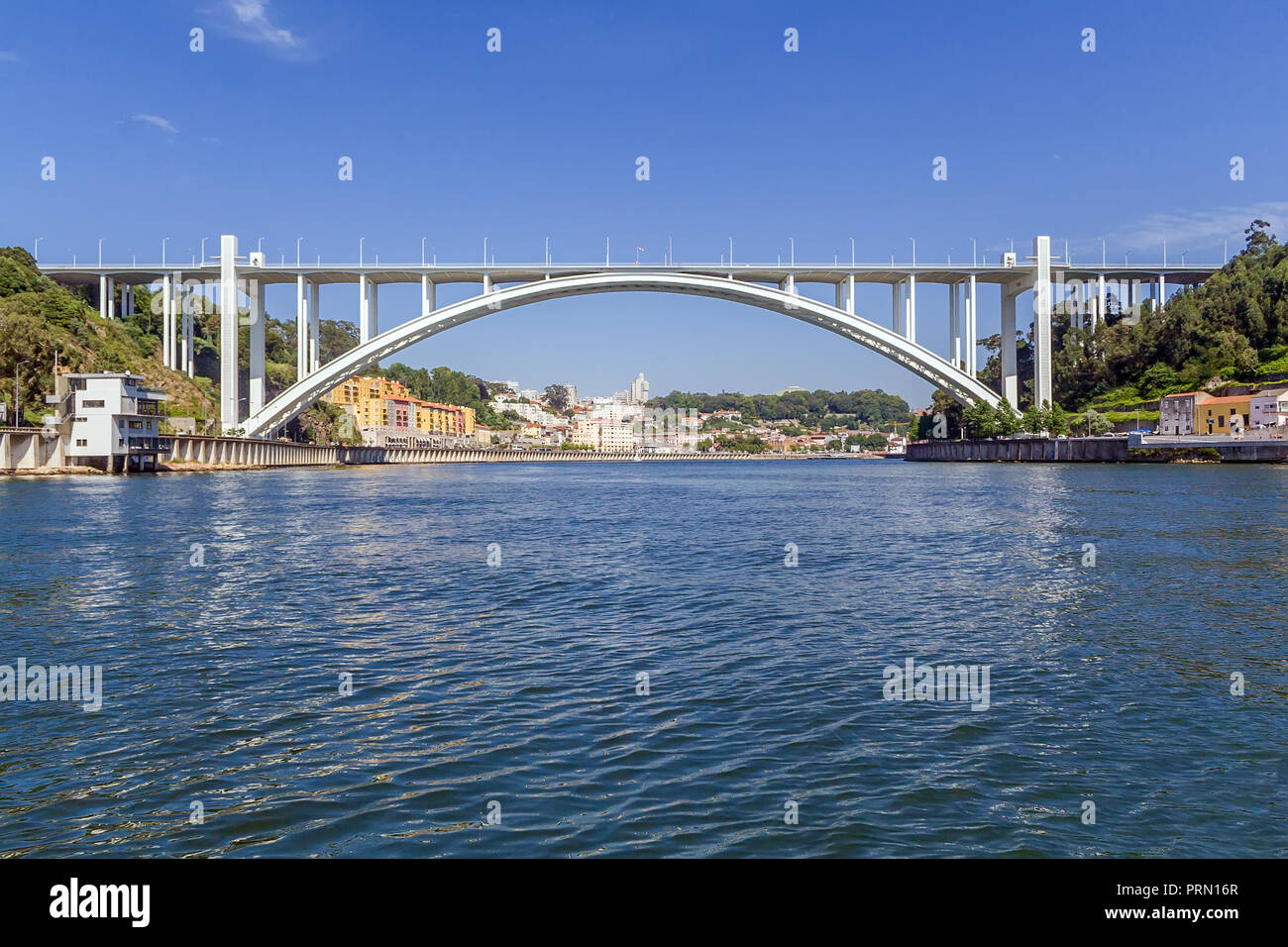 Ponte da Arrabida ponte in Porto o città di Oporto, Portogallo. Collega la città di Porto o di porto e di Vila Nova de Gaia oltre il fiume Douro Foto Stock