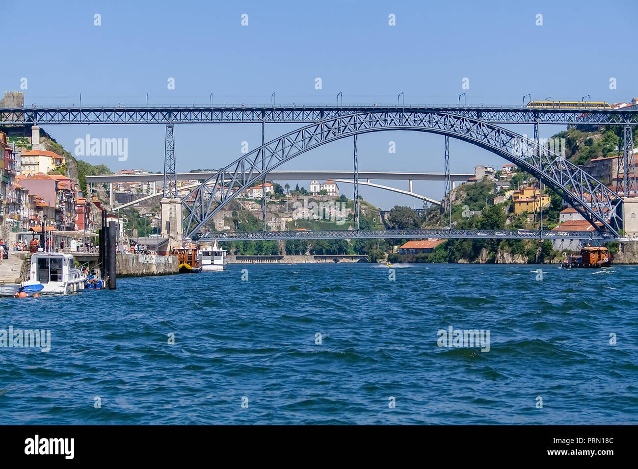 Xix secolo Dom Luis I ponte sul fiume Douro con Porto città (L) e Gaia (R). Infante D. Henrique ponte in background. Porto, Oporto, Portogallo Foto Stock