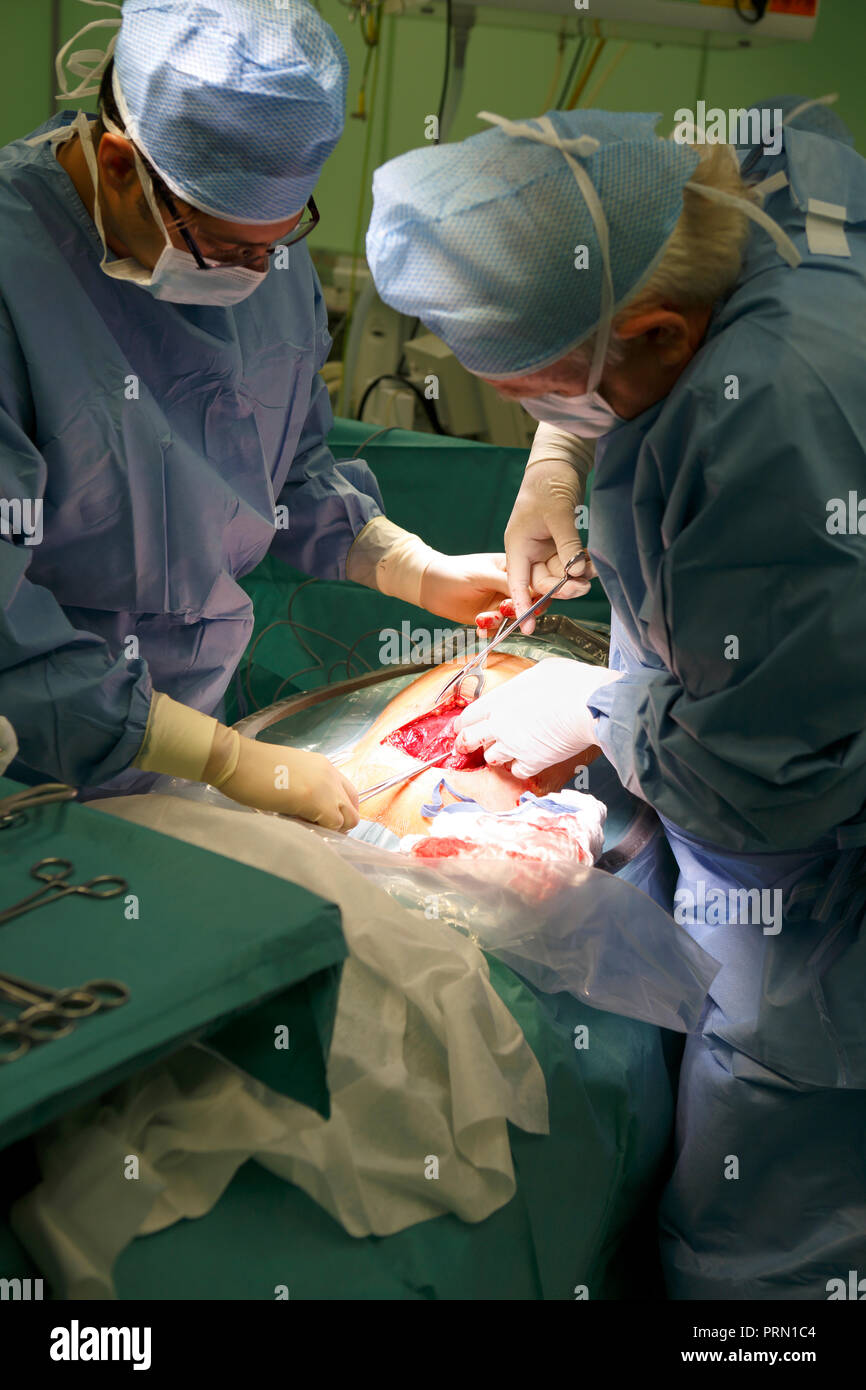 Due medici alla nascita mediante taglio cesareo., Repubblica Ceca Foto Stock