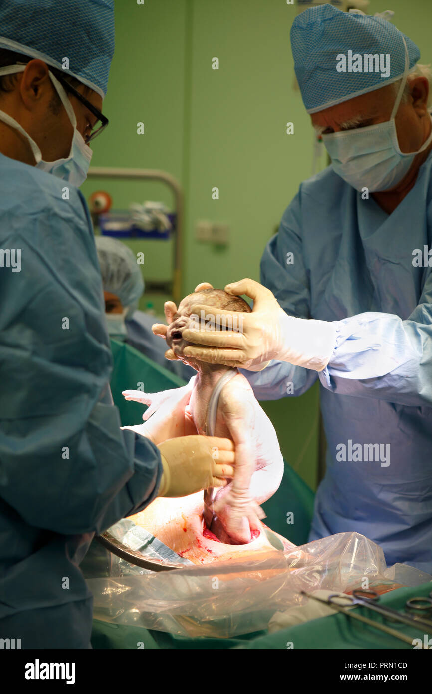 Due medici alla nascita mediante taglio cesareo., Repubblica Ceca Foto Stock