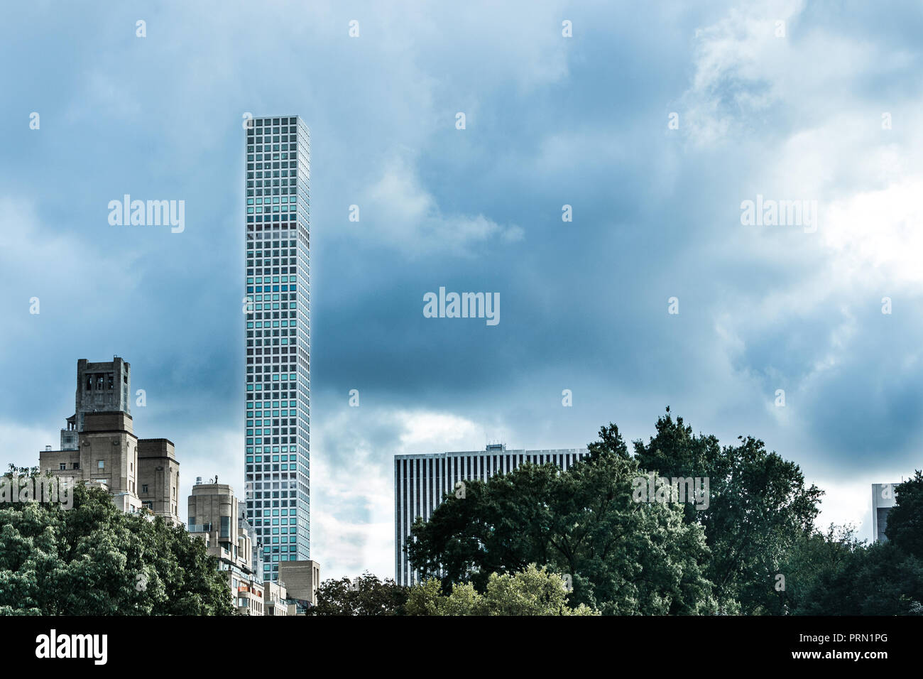 New York, 24 Settembre 2018: 432 Park Avenue torre residenziale sorge nel cielo nuvoloso, vista da Central Park. Foto Stock