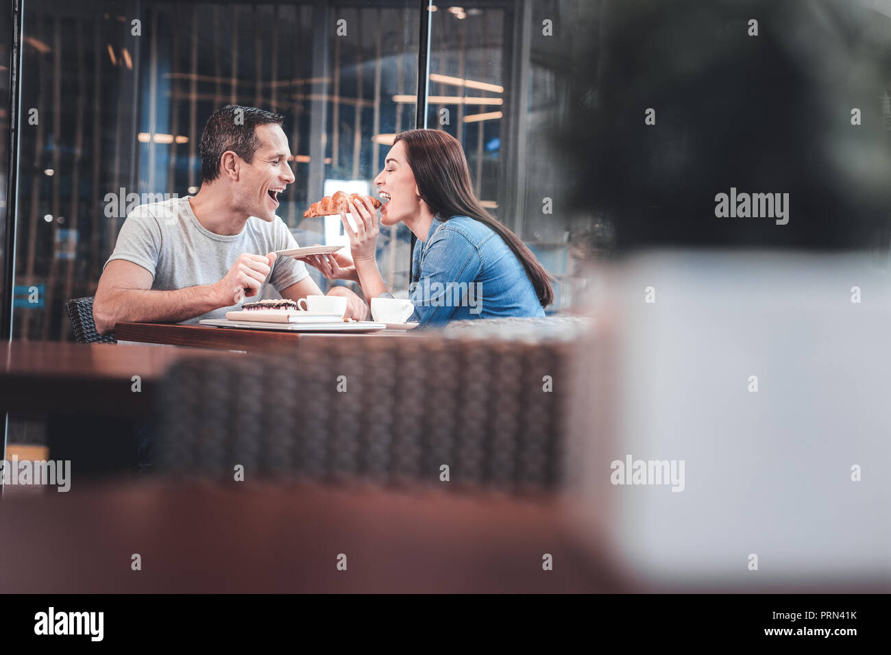 Gioiosa paio di alimentare ciascun altro Foto Stock