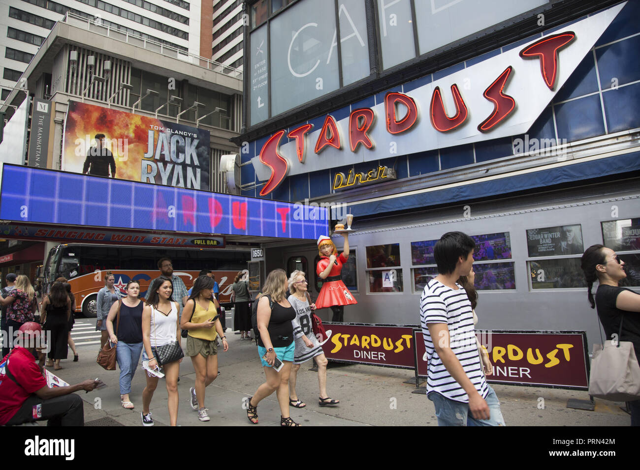 La Stardust Diner con il suo canto i server è un luogo popolare per mangiare su Broadway in Times Square a New York City. Foto Stock