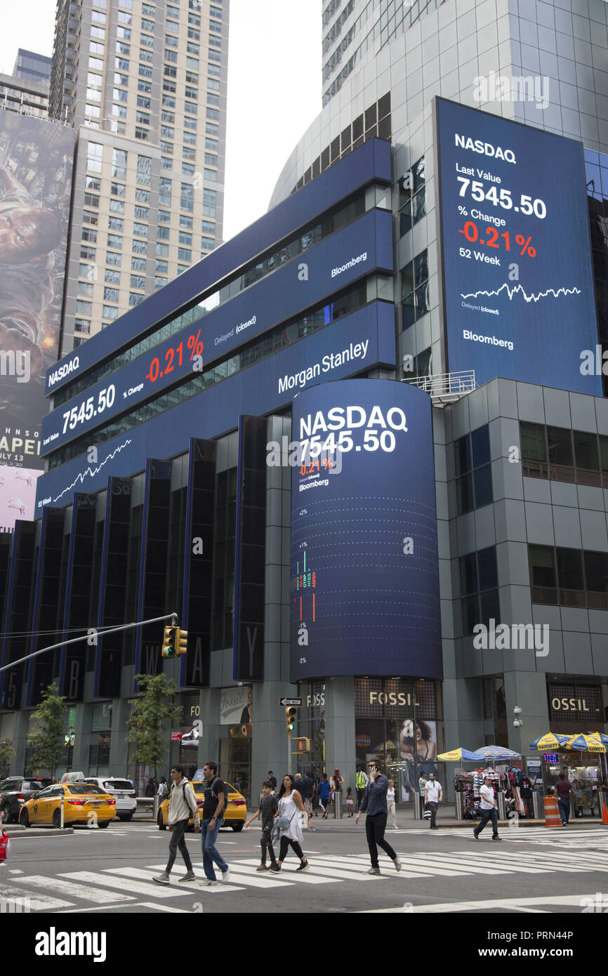 NASDAQ display sul Morgan Stanley edificio su Broadway in Times Square simboleggia il motore capitalista di New York City. Foto Stock