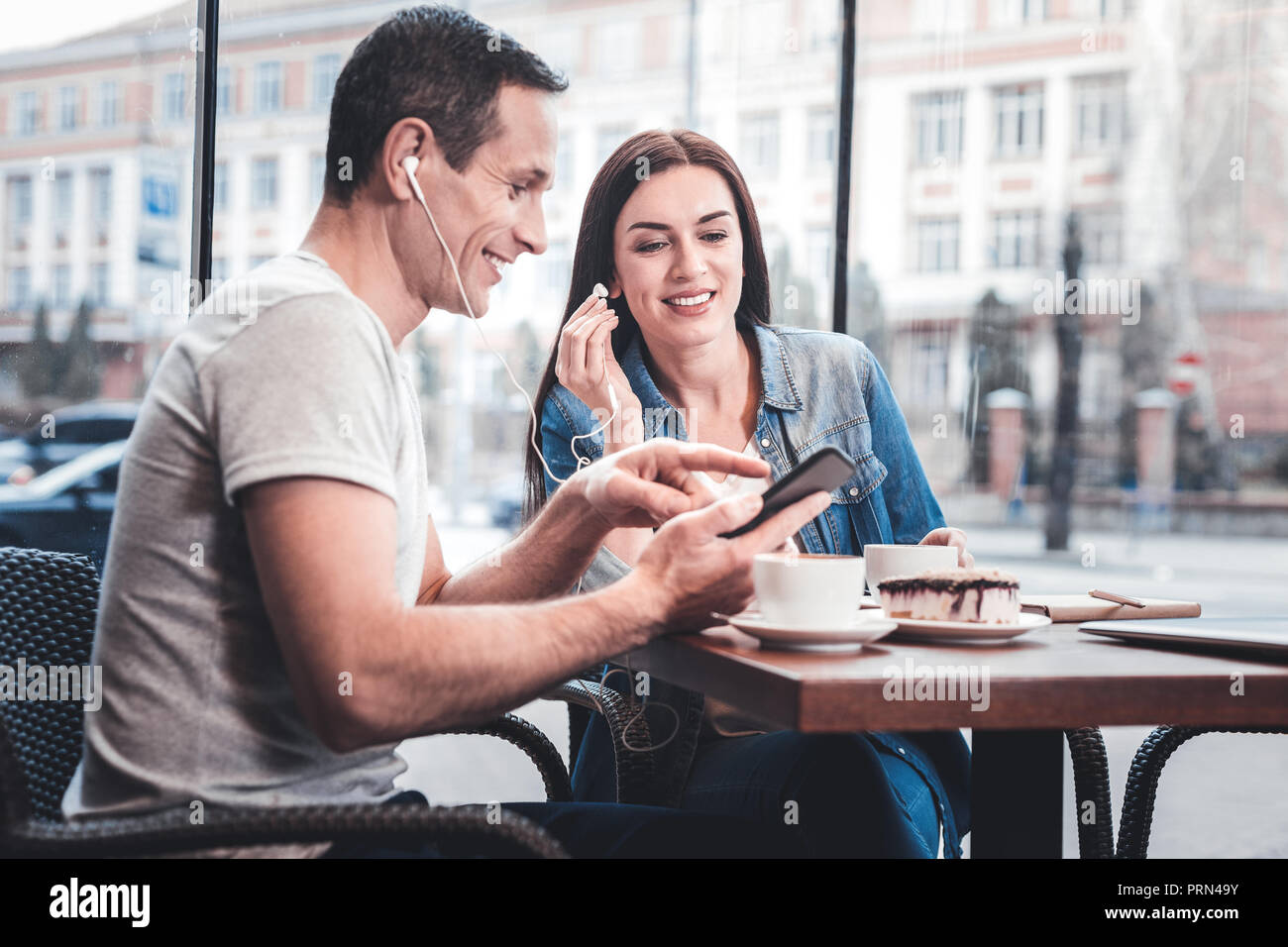 Bel uomo cerca per brano preferito Foto Stock
