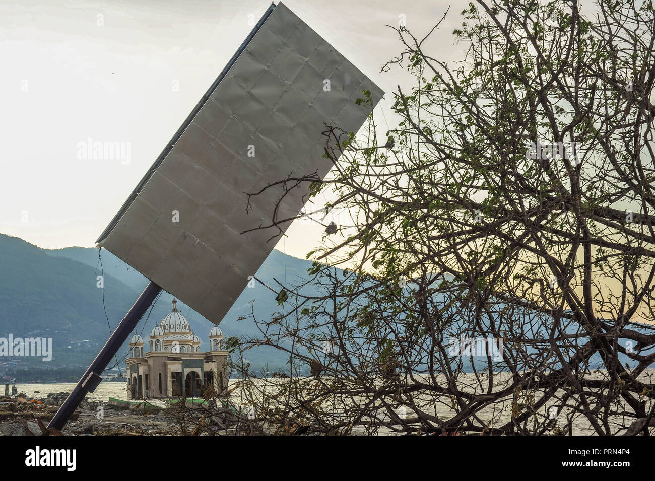 Danni visibili all'Lere Zona villaggio dopo il terremoto e lo tsunami. Un mortale terremoto di magnitudo 7.7 grandezza e l'onda di maremoto ha causato da essa ha distrutto la città di Palu e gran parte dell'area di Sulawesi centrale. Secondo i funzionari, morte pedaggio dal devastante terremoto e tsunami sorge a 1.347, circa 800 persone negli ospedali sono gravemente feriti e circa 62.000 persone sono state sfollate in 24 campi attorno alla regione. Foto Stock