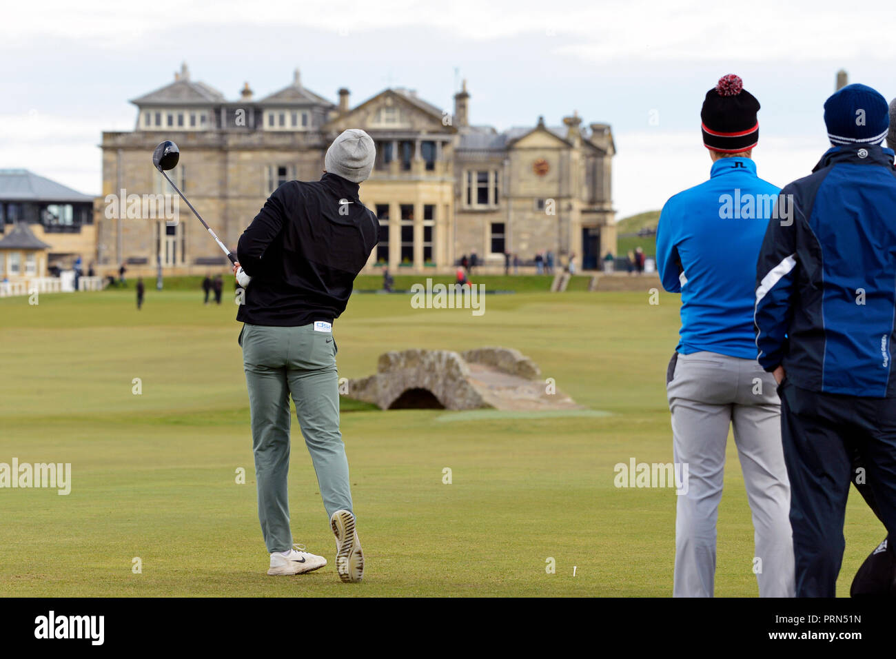 St Andrews, Scotland, Regno Unito, 03 ottobre, 2018. Oliver Gillberg di Svezia aziona il XVIII alla fine di una pratica rotonda con il compagno svedese Alexander Bjork sul vecchio corso, St Andrews, prima di iniziare il Dunhill Links Championship. © Ken Jack / Alamy Live News Foto Stock