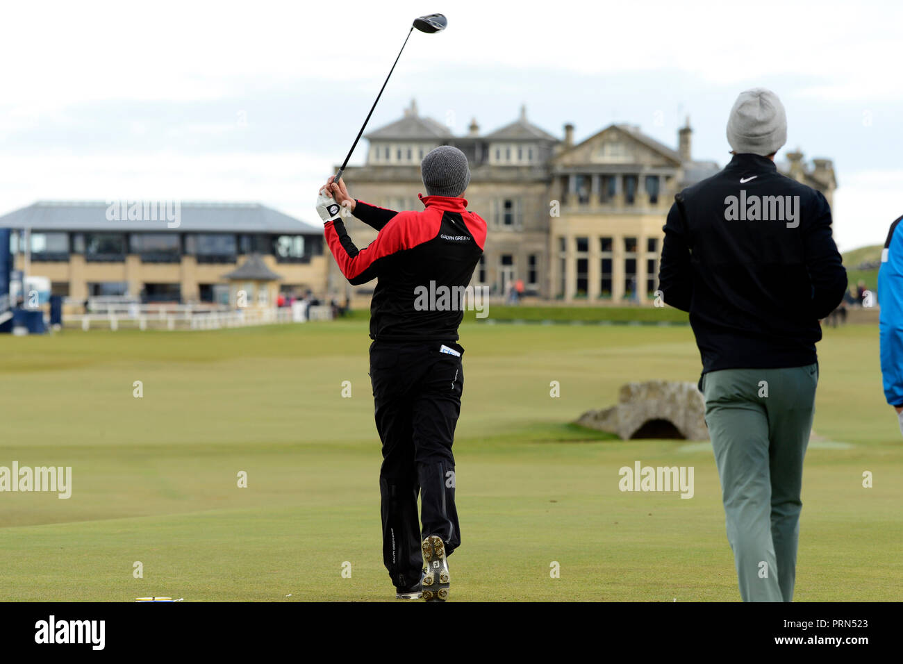 St Andrews, Scotland, Regno Unito, 03 ottobre, 2018. Alexander Bjork di Svezia aziona il XVIII alla fine di una pratica rotonda sul vecchio corso, St Andrews, prima di iniziare il Dunhill Links Championship. © Ken Jack / Alamy Live News Foto Stock