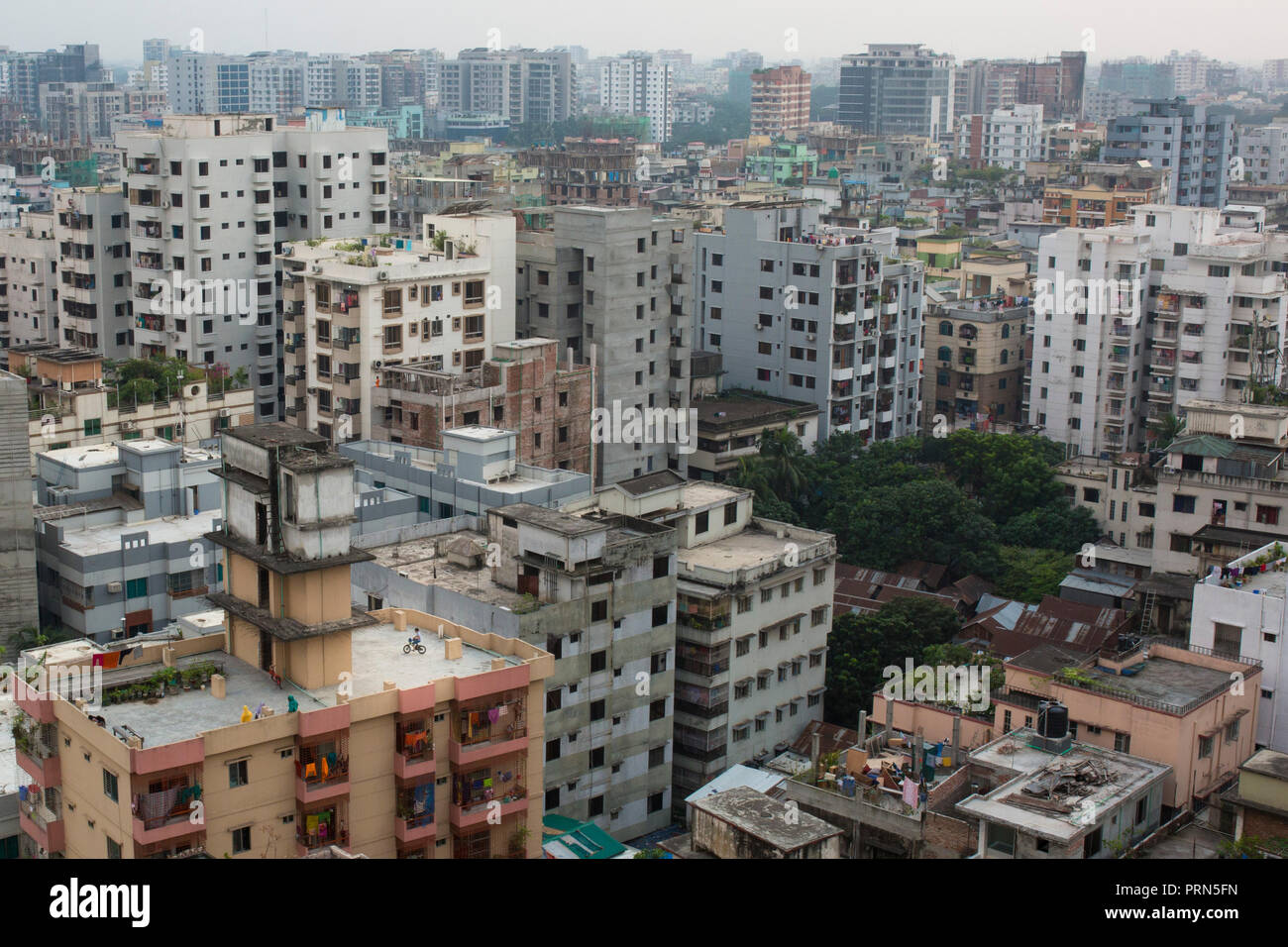 Dacca in Bangladesh - ottobre 03 : un bambino correre sulla bicicletta in corrispondenza del tetto di un edificio a Dhaka , Bangladesh in ottobre 03, 2018. Dacca è il mozzo principale dell'attività economica nel paese il Bangladesh, generando un quinto del PIL nazionale e quasi la metà di tutti i processi formali. Credito: zakir hossain chowdhury zakir/Alamy Live News Foto Stock