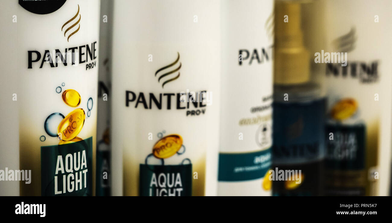Pantene Pro V Shampoo in ucraino store. Pantene è un marchio americano di  prodotti per la cura dei capelli di proprietà di Procter & Gamble. La linea  di prodotti è stata introdotta