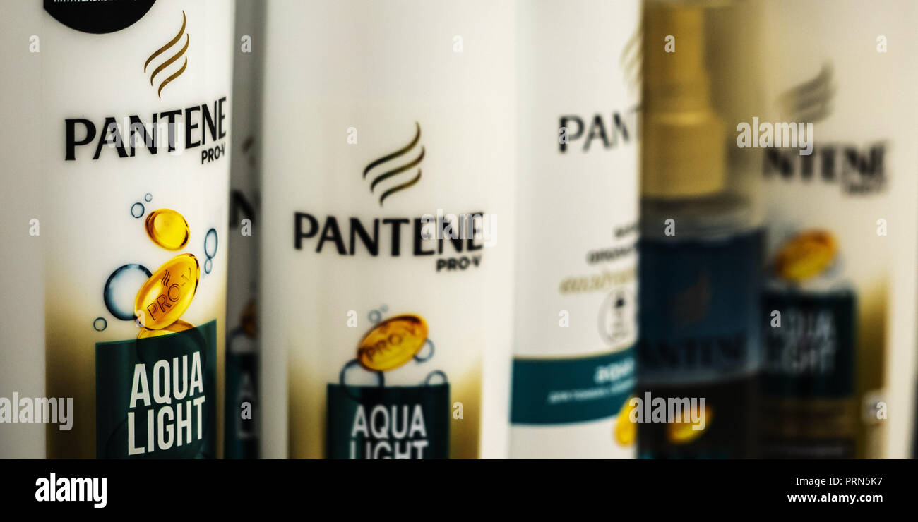 Kiev, Ucraina. 2 Ottobre, 2018. Pantene Pro V Shampoo viene visto in un negozio ucraino. Pantene è un marchio americano di prodotti per la cura dei capelli di proprietà di Procter & Gamble. La linea di prodotti è stata introdotta per la prima volta in Europa nel 1945 da HOFFMANN-LA ROCHE della Svizzera, che marca il nome sulla base di pantenolo come un ingrediente di shampoo. Credito: Igor Golovniov SOPA/images/ZUMA filo/Alamy Live News Foto Stock