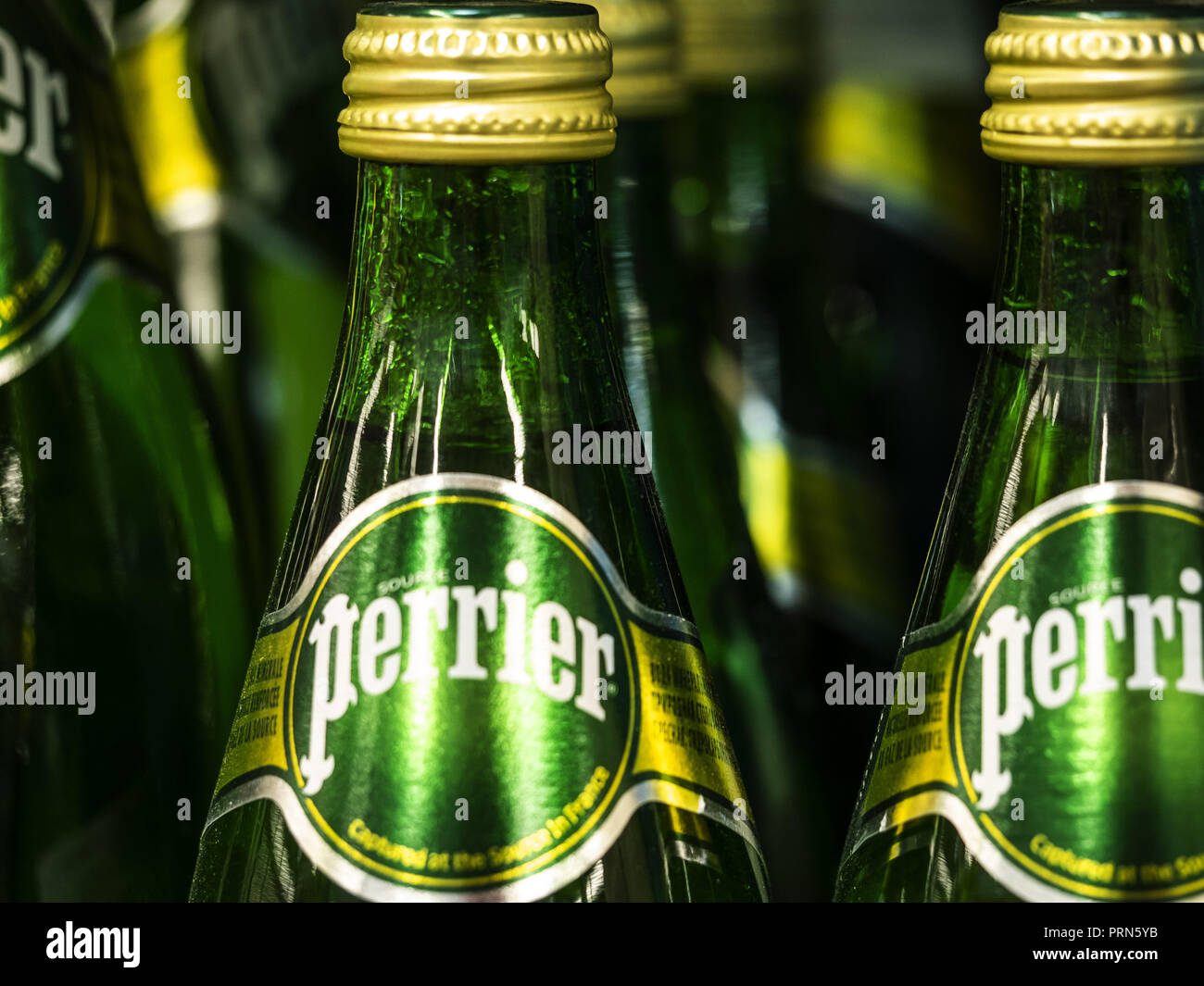 Perrier naturalmente acqua frizzante in ucraino store. Perrier è un marchio  francese di naturale acqua minerale in bottiglia catturato presso la  sorgente di Vergèze, situato nel dipartimento del Gard. Perrier è meglio
