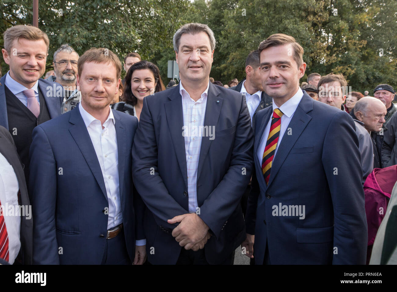 Moedlareuth, Turingia. 03 ott 2018. I primi ministri della Baviera e Sassonia, Markus Söder (M, CSU) e Michael Kretschmer (l, CDU), così come Mike Mohring, presidente della CDU Turingia, sono in piedi nel villaggio di Mödlareuth, precedentemente divisi dal confine interno-tedesco, sulla riunificazione tedesca giorno. Più tardi, la CSU e CDU associazioni dalla Turingia e Sassonia celebrerà il Festival in Germania. Credito: Arifoto ug/Michael Reichel/dpa-Zentralbild/dpa/Alamy Live News Foto Stock