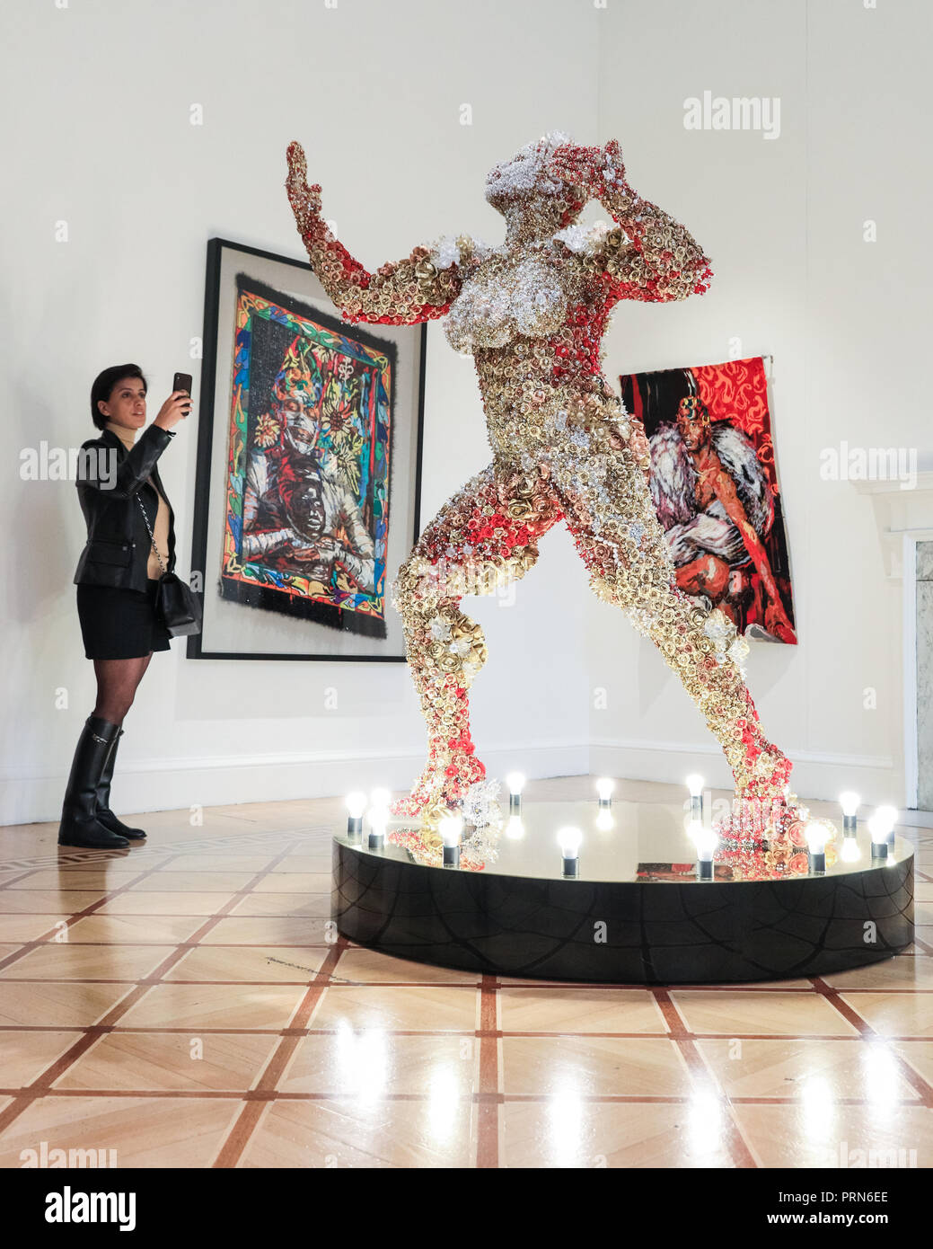 Londra, UK, 3 Ott 2018. Il fulcro di artista sudafricano Athi-Patra Ruga la mostra 'degli dèi, arcobaleni e omissioni' è la scultura "Alla fine dell'arcobaleno, guardiamo indietro..". 1-54 Arte contemporanea africana Fiera, mostra arte da Africa e la sua diaspora, lancia la sua sesta edizione di Londra a Somerset House dal 4 ottobre in poi. Foto Stock