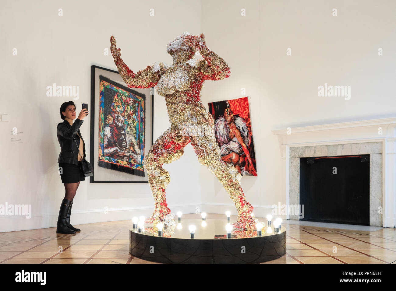 Londra, UK, 3 Ott 2018. Il fulcro di artista sudafricano Athi-Patra Ruga la mostra 'degli dèi, arcobaleni e omissioni' è la scultura "Alla fine dell'arcobaleno, guardiamo indietro..". 1-54 Arte contemporanea africana Fiera, mostra arte da Africa e la sua diaspora, lancia la sua sesta edizione di Londra a Somerset House dal 4 ottobre in poi. Foto Stock