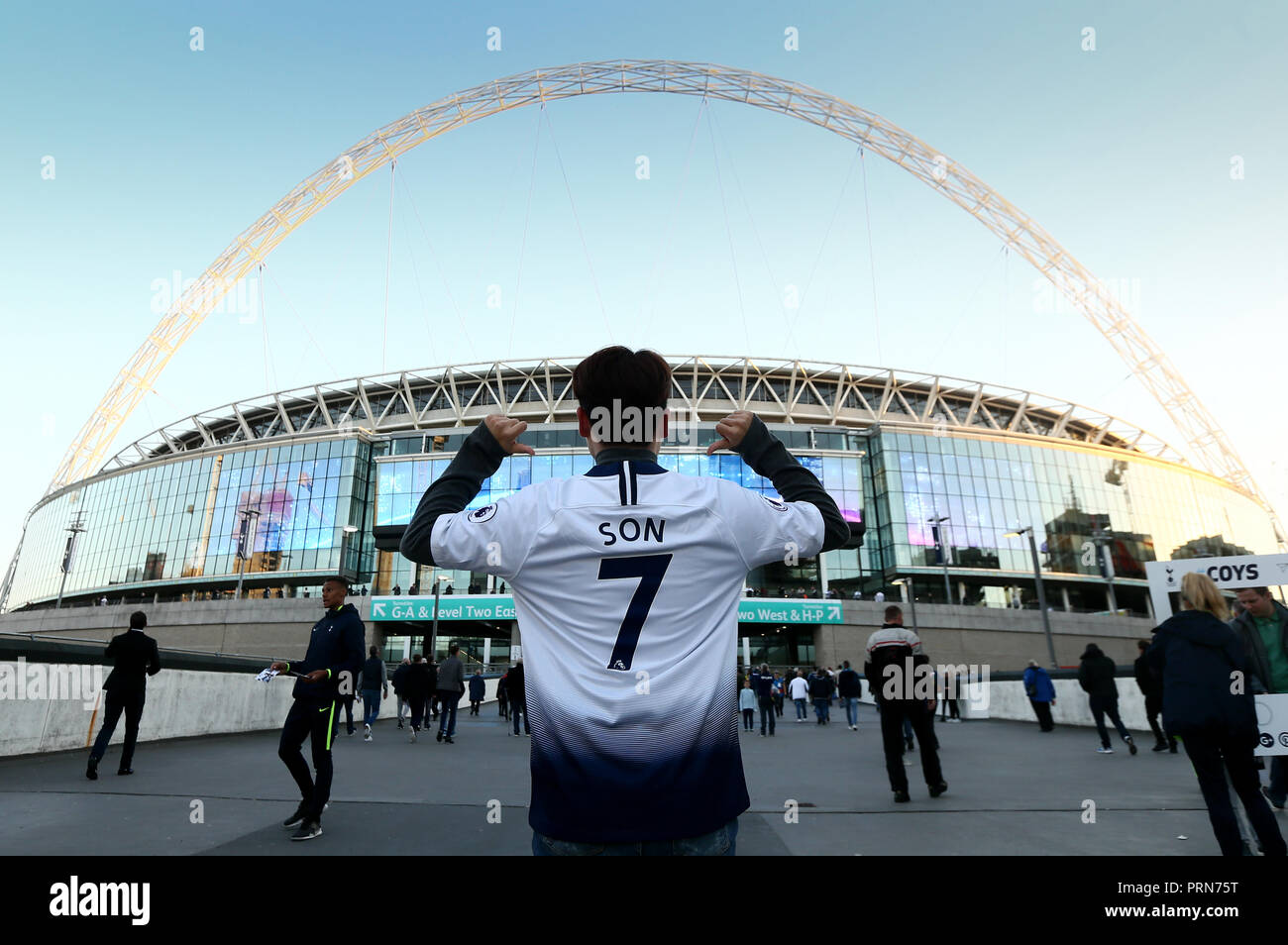 Lo stadio di Wembley, Londra, Regno Unito. 3° OTT 2018. Tottenham appassionati prima la UEFA Champions League Group B match tra Tottenham Hotspur e Barcellona a Wembley Stadium il 3 ottobre 2018 a Londra, Inghilterra. (Foto di Leila Credit: Immagini di PHC/Alamy Live News Foto Stock