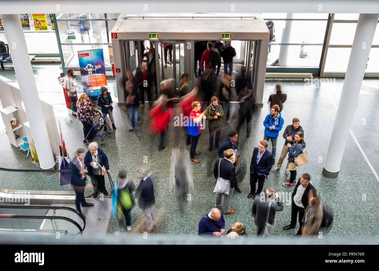 03 ottobre 2018, Brema: i visitatori sono in piedi alla sessantanovesima International Astronautical Congress IAC nella zona di ingresso (immagine con un più lungo tempo di esposizione). Foto: Mohssen Assanimoghaddam/dpa Foto Stock