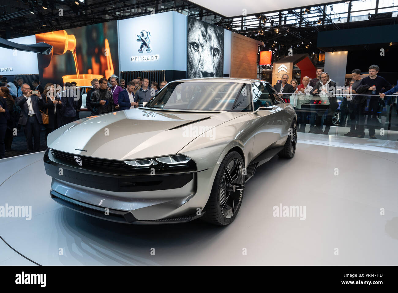 Parigi, Francia. Il 3 ottobre 2018. La Peugeot E-leggenda auto elettrica concetto sul display al Motor Show di Parigi. © David Bertho / Alamy Live News Foto Stock