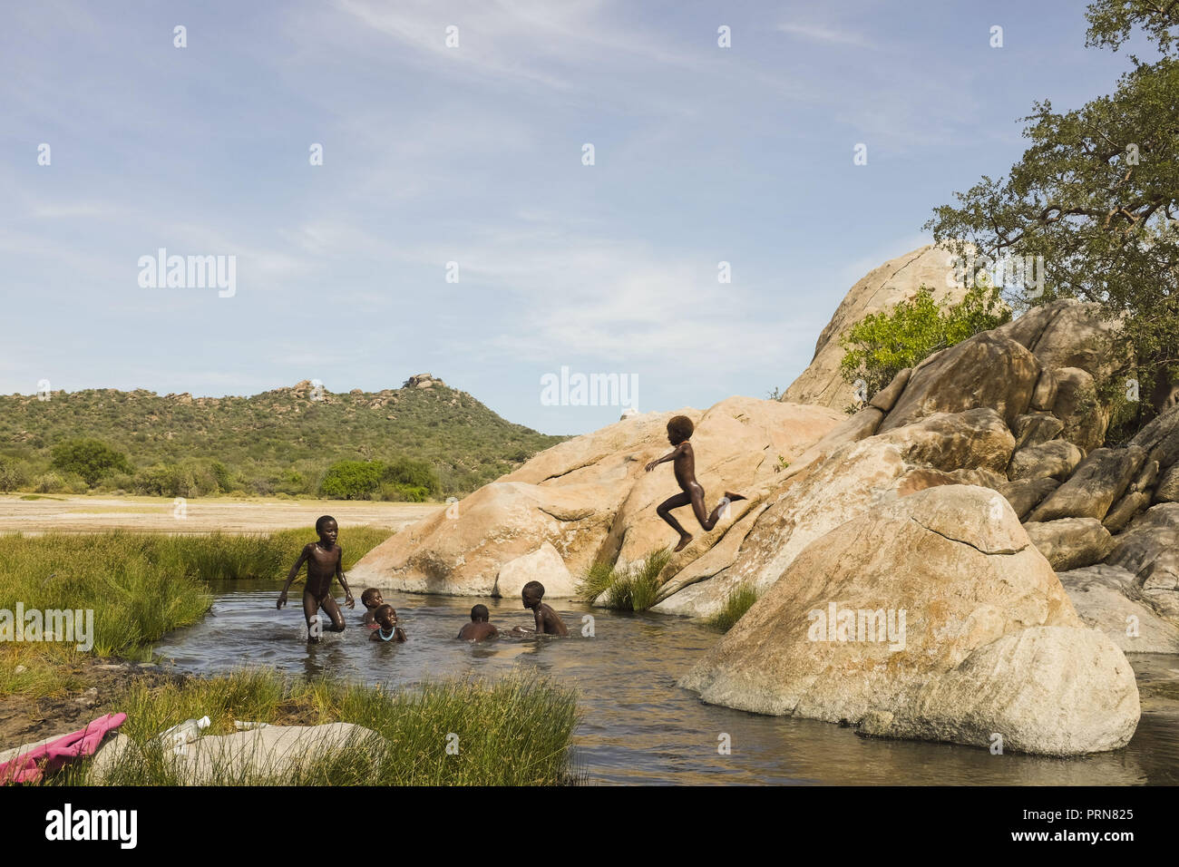 Aprile 24, 2017 - Lago Eyasi, distretto di Ngorongoro, Tanzania - Hadzabe ragazzi godetevi un bagno in un acqua naturale spring.Gli Hadzabe sono una delle ultime opere, che rimangono nel mondo, che sopravvivono unicamente dai la caccia e la raccolta. Molto poco è cambiato nel modo in cui gli Hadzabe vivono la loro vita. Ma è diventato sempre più difficile per loro di perseguire gli Hadzabe modo di vita. Entrambi gli Hadzabe sarà trovare un modo per proteggere il loro territorio-diritti per avere accesso ad acqua depurata molle e animali selvatici o il lifestyle Hadzabe scomparirà con la maggior parte di essi finiscono come poveri e uneducate Foto Stock