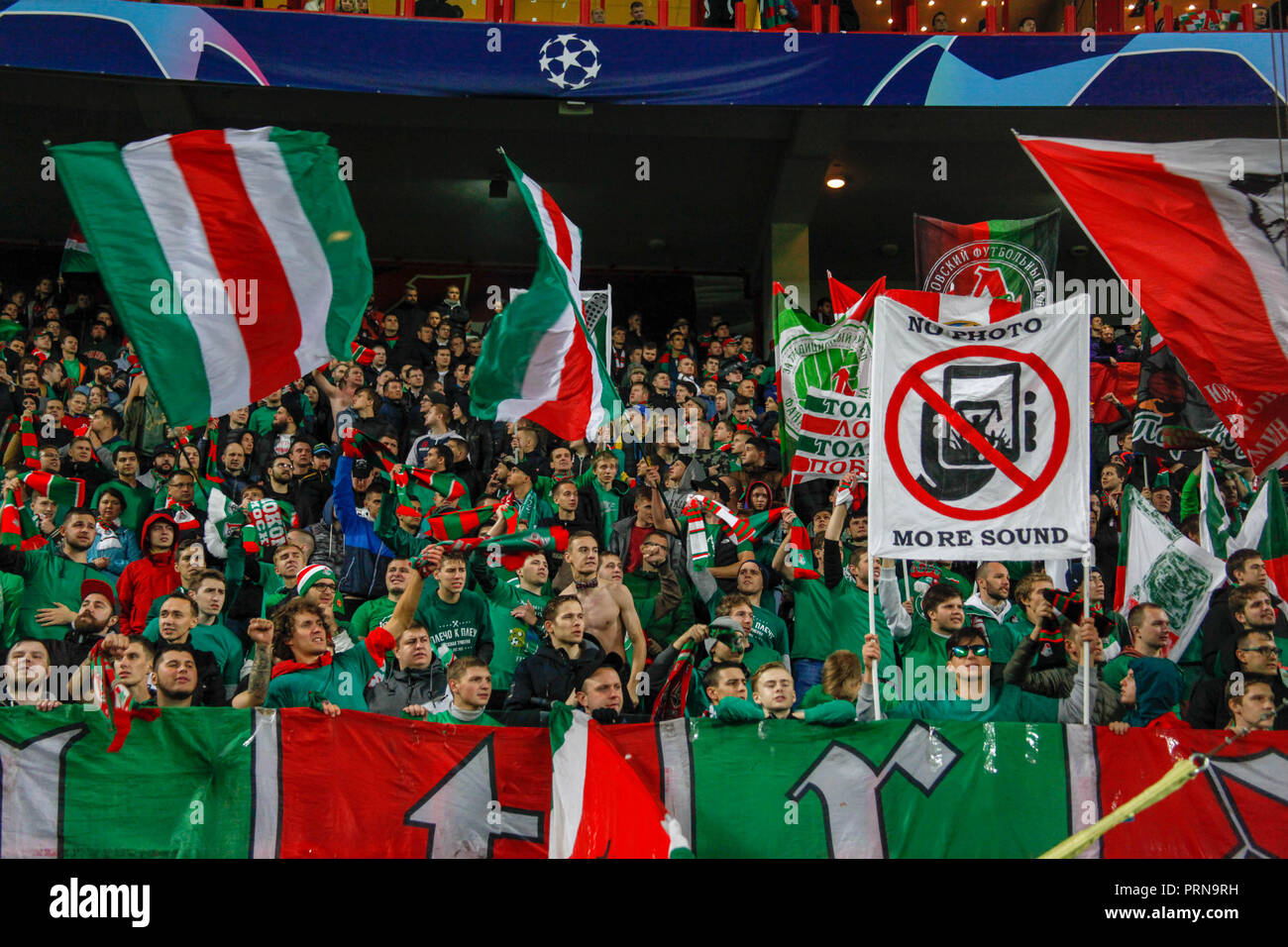Mosca, Russia. 3 Ottobre, 2018. UEFA Champions League: Lokomotiv Mosca v Schalke 04. Gli appassionati di Lokomotiv Mosca Credito: Alex Cavendish/Alamy Live News Foto Stock