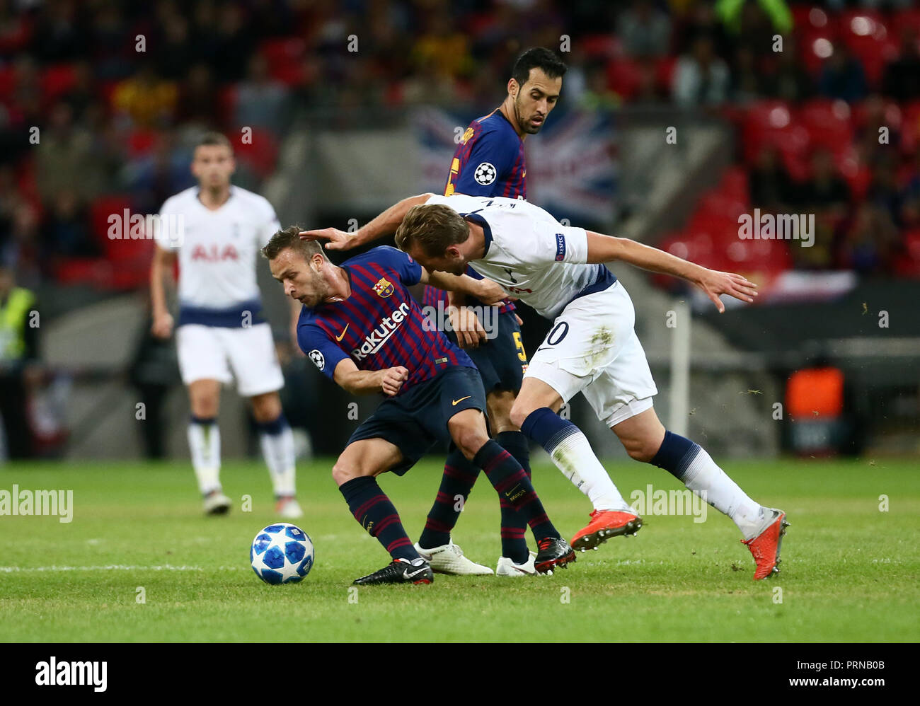 Lo stadio di Wembley, Londra, Regno Unito. 3° OTT 2018. Harry Kane del Tottenham Hotspur e Arthur di Barcellona durante la UEFA Champions League Group B match tra Tottenham Hotspur e Barcellona a Wembley Stadium il 3 ottobre 2018 a Londra, Inghilterra. (Foto di Leila Coker/phcimages.com) Credit: Immagini di PHC/Alamy Live News Foto Stock