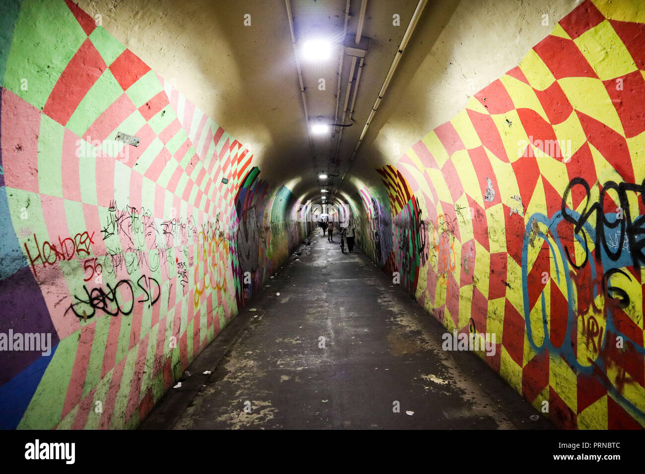 New York, Stati Uniti d'America. 3 Ottobre, 2018. Murale è visibile per tutta la lunghezza di un tunnel di accesso al 191 Street Stazione della metropolitana della linea 1 sull'isola di Manhattan a New York in Stati Uniti questo Mercoledì, 03. (Foto: WILLIAM VOLCOV/BRASILE PHOTO PRESS) Credito: Brasile Photo Press/Alamy Live News Foto Stock