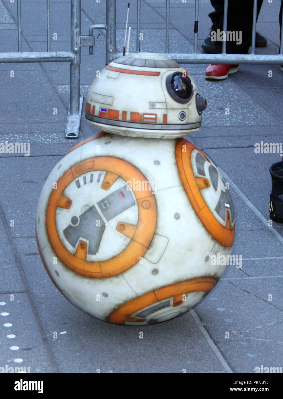 New York, NY, STATI UNITI D'AMERICA. 03 ott 2018. BB8 a Times Square a promuovere il nuovo Disney Star Wars serie animata Star Wars la resistenza su ottobre 03, 2018 a New York City. Credito: Rw/media/punzone Alamy Live News Foto Stock