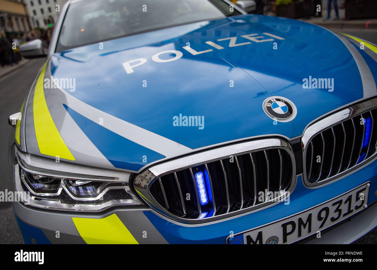 03 ottobre 2018, Baviera Monaco di Baviera: le parole 'Polizia' può essere visto su una macchina della polizia in corrispondenza di un bordo di una dimostrazione. Foto: Lino Mirgeler/dpa Foto Stock