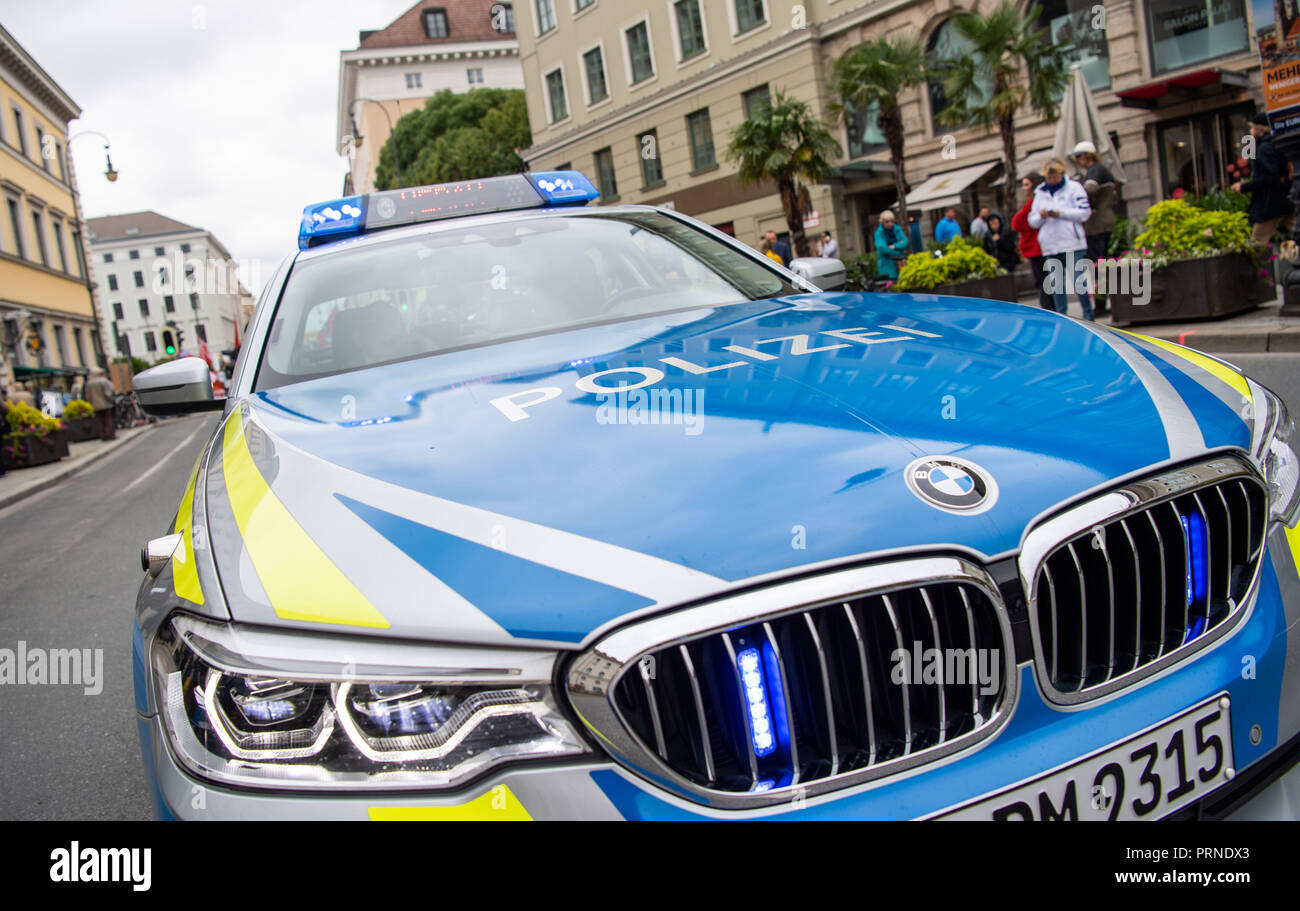 03 ottobre 2018, Baviera Monaco di Baviera: le parole 'Polizia' può essere visto su una macchina della polizia in corrispondenza di un bordo di una dimostrazione. Foto: Lino Mirgeler/dpa Foto Stock