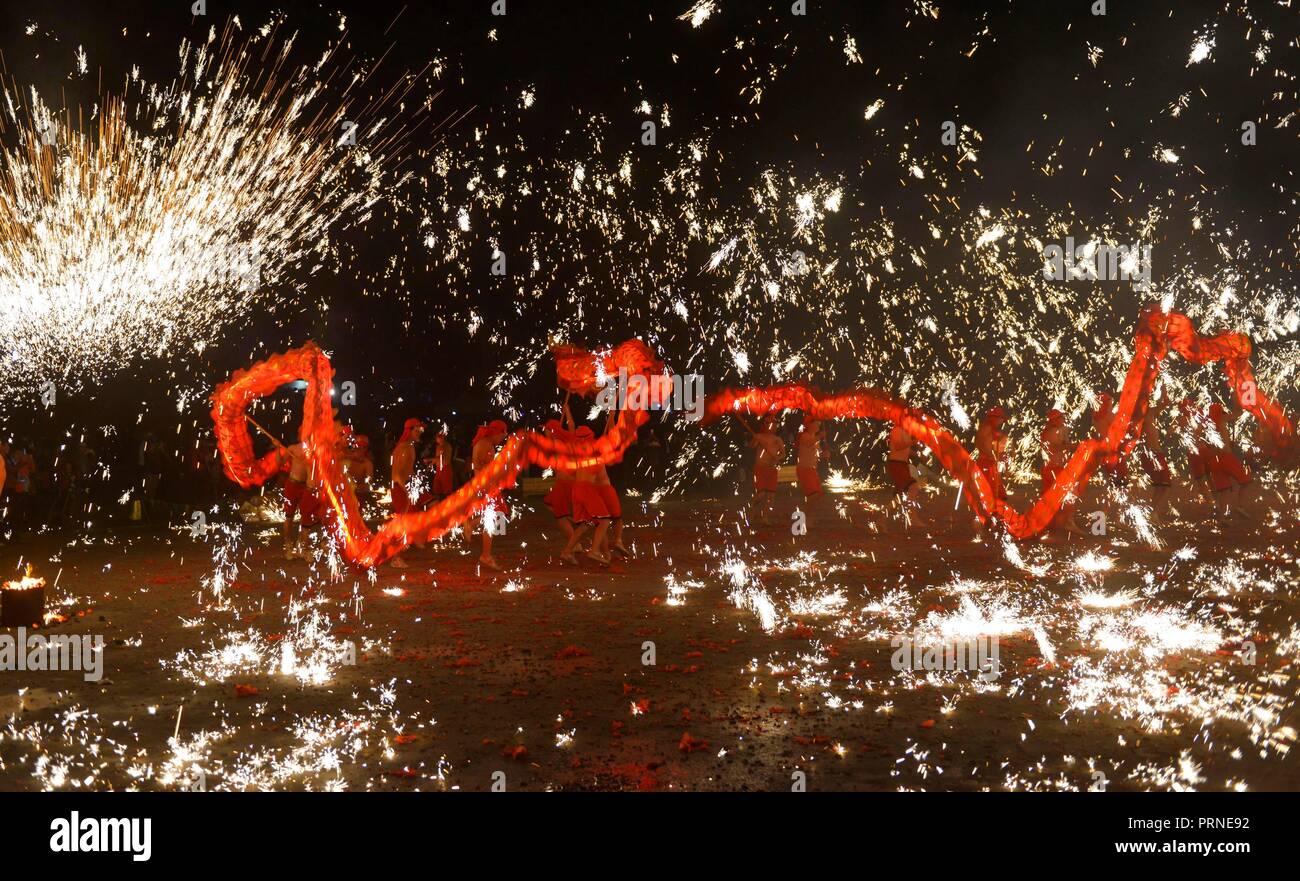 Puding, della Cina di Guizhou. 3° Ott, 2018. Artisti folcloristici stadio un folk mostrano in cui essi spray di ferro fuso per simulare la visualizzazione dei fuochi d'artificio, per turisti durante la giornata nazionale vacanze in Longchang township di Puding County, a sud-ovest della Cina di Guizhou, Ottobre 3, 2018. La mostra è stata iscritta nel patrimonio culturale immateriale elenco di Guizhou. Credito: Qin pista/Xinhua/Alamy Live News Foto Stock