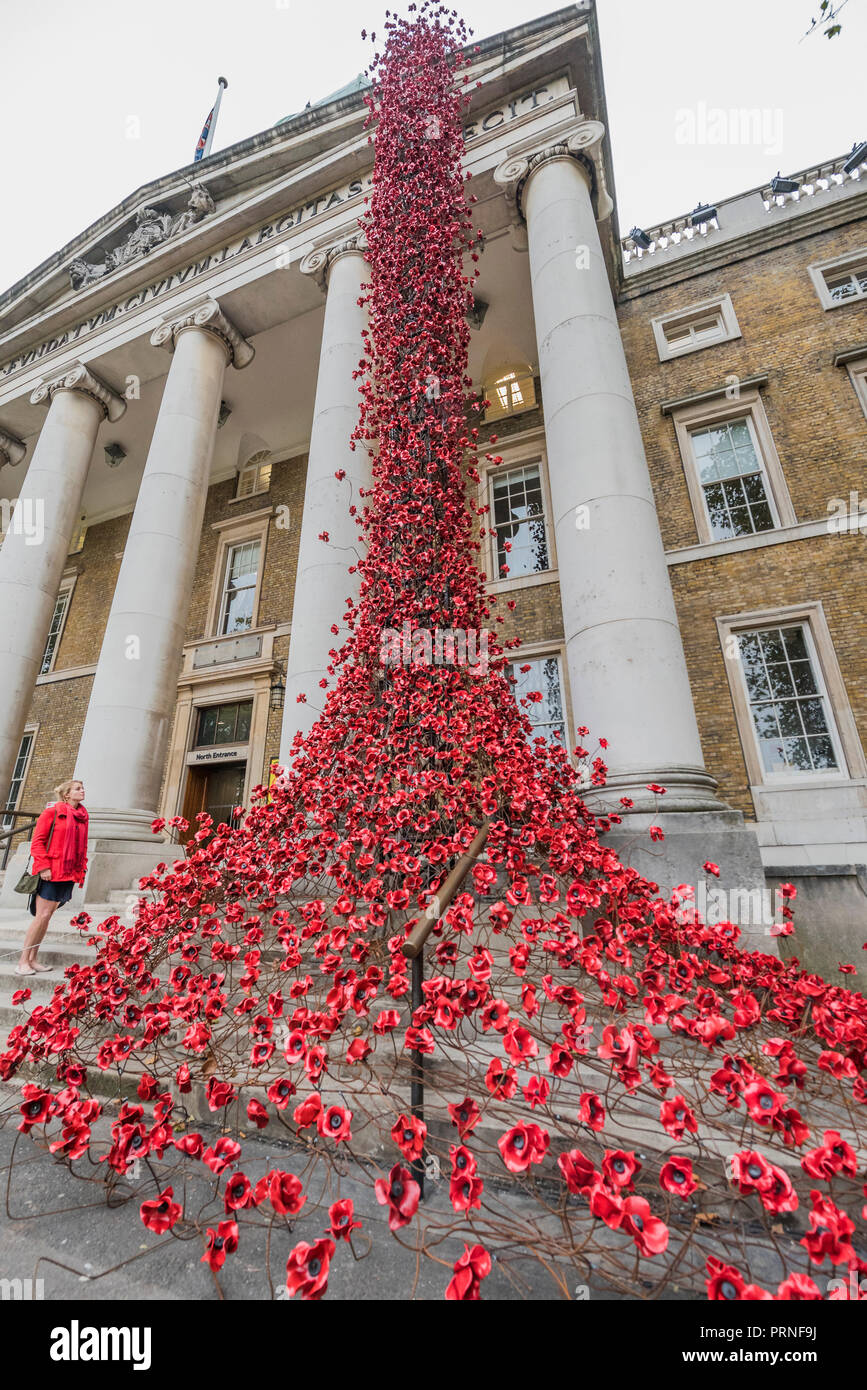 Londra, Regno Unito. 4 Ottobre, 2018. Finestra di pianto per artista Paolo Cummins e designer Tom Piper a IWM Londra. Questa è la presentazione finale come parte di 14-18 ADESSO UK-wide tour di papaveri e la scultura sarà sul sito fino al 18 novembre 2018. È la prima volta che ha restituito al capitale in quanto essa era parte del " sangue spazzata di terre e mari di rosso' presso la Torre di Londra nel 2014, e rappresenta il culmine dei papaveri tour. Credito: Guy Bell/Alamy Live News Foto Stock