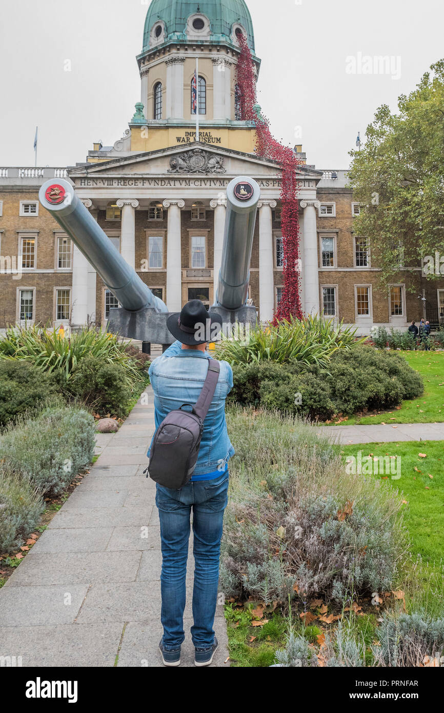 Londra, Regno Unito. 4 Ottobre, 2018. Finestra di pianto per artista Paolo Cummins e designer Tom Piper a IWM Londra. Questa è la presentazione finale come parte di 14-18 ADESSO UK-wide tour di papaveri e la scultura sarà sul sito fino al 18 novembre 2018. È la prima volta che ha restituito al capitale in quanto essa era parte del " sangue spazzata di terre e mari di rosso' presso la Torre di Londra nel 2014, e rappresenta il culmine dei papaveri tour. Credito: Guy Bell/Alamy Live News Foto Stock