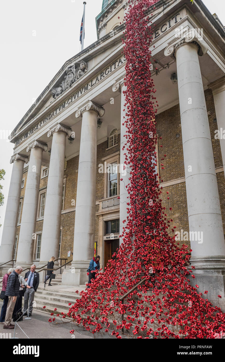 Londra, Regno Unito. 4 Ottobre, 2018. Finestra di pianto per artista Paolo Cummins e designer Tom Piper a IWM Londra. Questa è la presentazione finale come parte di 14-18 ADESSO UK-wide tour di papaveri e la scultura sarà sul sito fino al 18 novembre 2018. È la prima volta che ha restituito al capitale in quanto essa era parte del " sangue spazzata di terre e mari di rosso' presso la Torre di Londra nel 2014, e rappresenta il culmine dei papaveri tour. Credito: Guy Bell/Alamy Live News Foto Stock