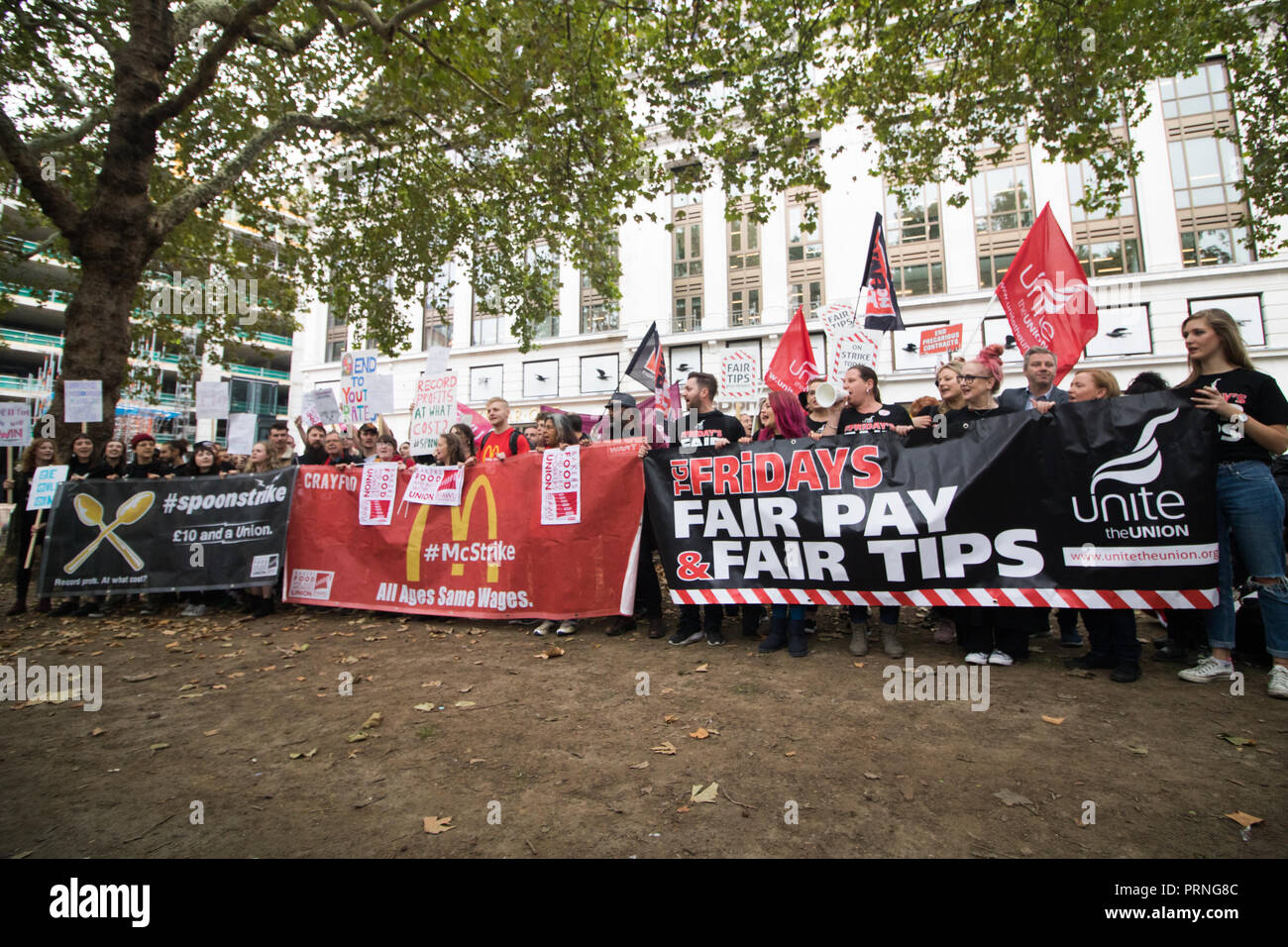 Londra REGNO UNITO 4 ottobre 2018. Il personale dei lavoratori da McDonald's, JD Wetherspoon e TGI Fridays e piloti UberEats organizzato dalla Unione uniscono ha preso parte a uno sciopero in Leicester Square per la campagna di salari più elevati e di essere pagato £10 un ora e termina a zero ore di credito contratti: amer ghazzal/Alamy Live News Foto Stock