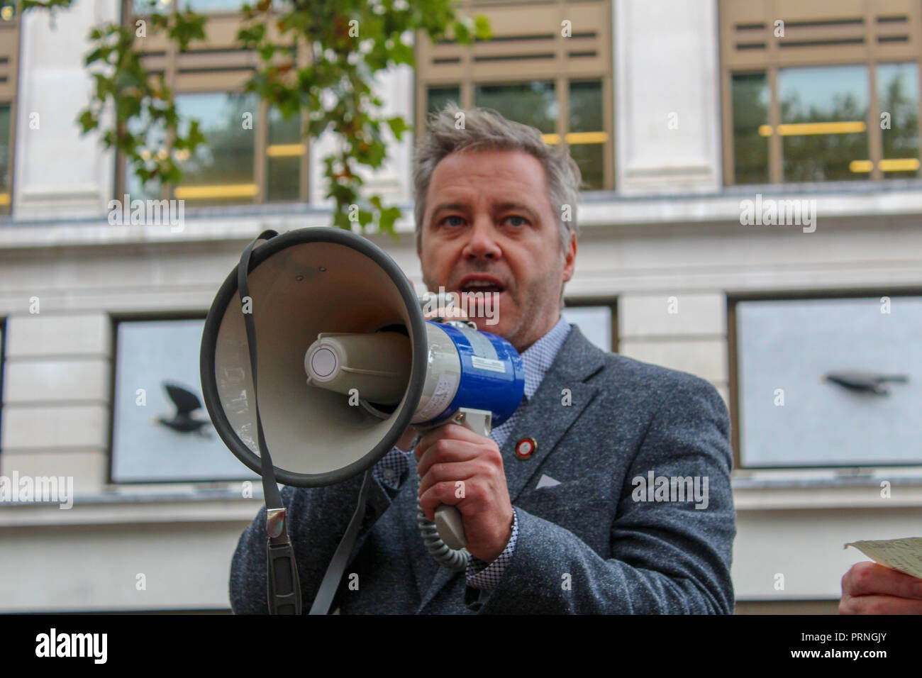 Leicester Square, London - 3 ottobre 2018. McDonald's, Wetherspoons, & TGI Friday operai prendono parte ad una coordinata sciopero, la prima campagna del suo genere, per evidenziare scarsa retribuzione. Credito: Oliver Cole/Alamy Live News Foto Stock