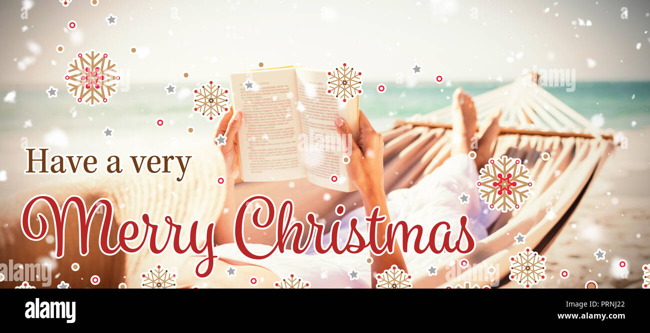 Immagine composita della donna la lettura di un libro sul amaca in spiaggia Foto Stock