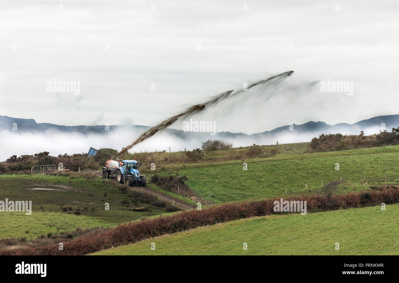 Bantry, Irlanda. 3 Novembre, 2017. Un agricoltore si diffonde impasto sulla sua terra su una giornata invernale e vicino a Bantry Co. Cork, Irlanda. Foto Stock