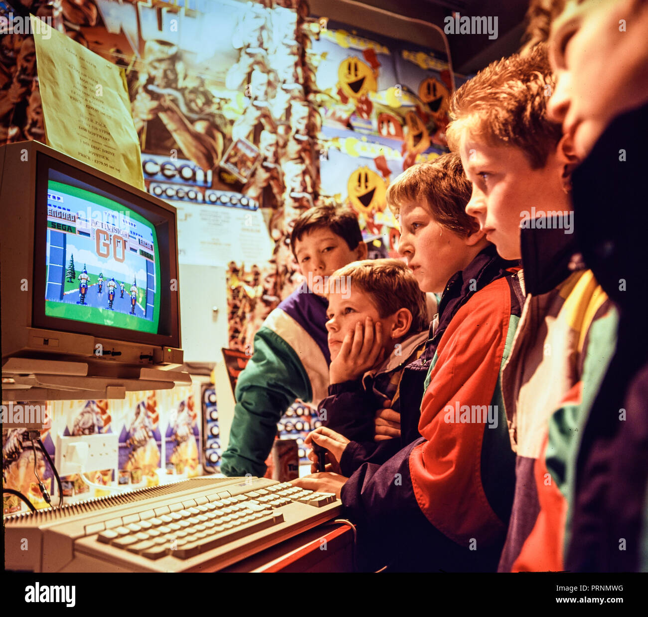 Swansea, Galles, UK Gennaio 1989. Un gruppo di bambini in un negozio di computer riuniti attorno un Atari ST giocando il gioco di Activision Enduro Racer. Foto Stock