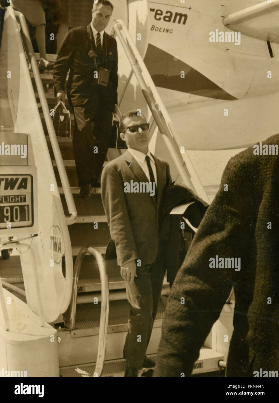 L'uomo deboarding un piano TWA, 1960s Foto Stock