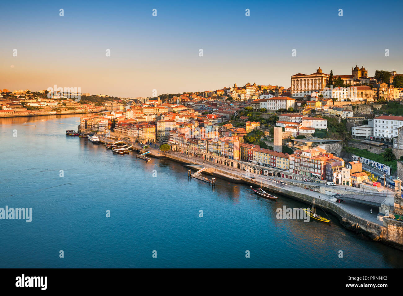 Skyline di Porto, Portogallo presso sunrise Foto Stock