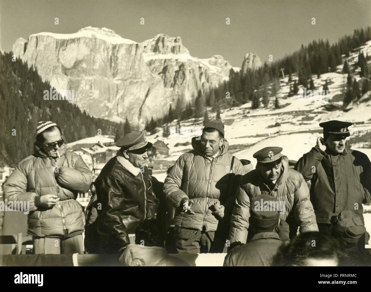 Guardia di Finanza in una competizione di sci, Cortina, Italia 1955 Foto Stock