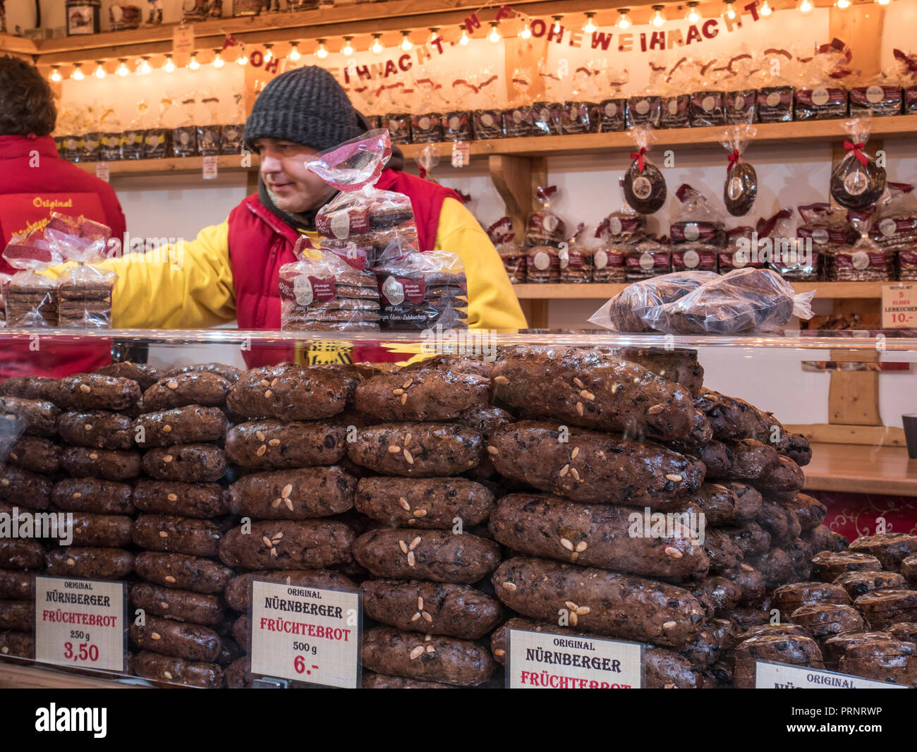 Norimberga il pane di frutta in stallo sul mercato di Natale Hannover Germania Foto Stock