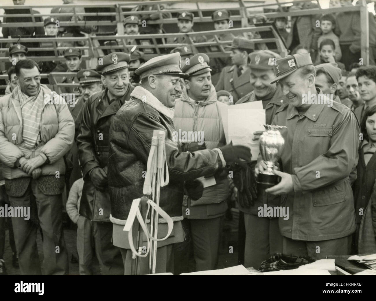 Guardia di Finanza in una competizione sportiva, Italia degli anni cinquanta Foto Stock